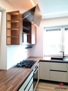 Šedá matná v kombinaci s Dubem Koňakovým