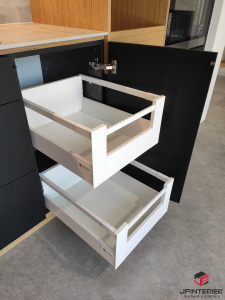 Přírodní dubová dýha v kombinaci s  materiálem FENIX a kompaktní deskou