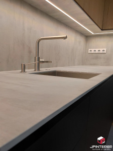 Přírodní dubová dýha v kombinaci s  materiálem FENIX a kompaktní deskou