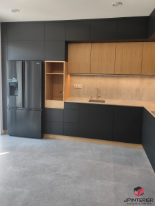 Přírodní dubová dýha v kombinaci s  materiálem FENIX a kompaktní deskou