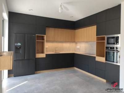 Přírodní dubová dýha v kombinaci s  materiálem FENIX a kompaktní deskou