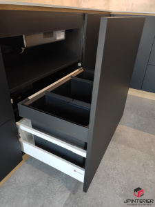 Přírodní dubová dýha v kombinaci s  materiálem FENIX a kompaktní deskou