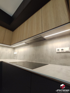 Přírodní dubová dýha v kombinaci s  materiálem FENIX a kompaktní deskou