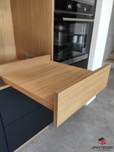 Přírodní dubová dýha v kombinaci s  materiálem FENIX a kompaktní deskou