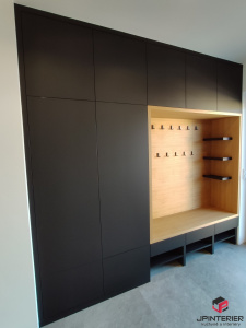 Přírodní Dubová dýha v kombinaci s materiálem FENIX Nero