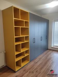 Žlutá kari v kombinaci s antracitem