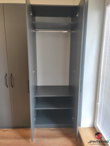 Žlutá kari v kombinaci s antracitem
