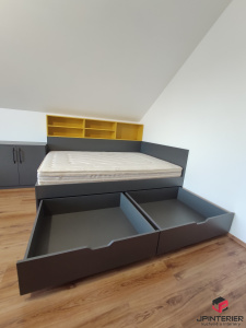 Žlutá kari v kombinaci s antracitem