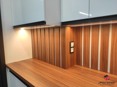 Ořech v kombinaci s bílým leskem