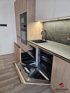 Dub Kendal v kombinaci s bílým Fenixem a kompaktní deskou Pietra černá