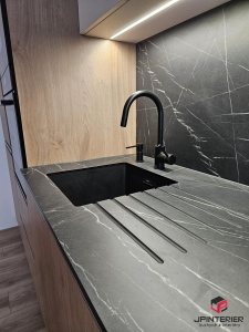 Dub Kendal v kombinaci s bílým Fenixem a kompaktní deskou Pietra černá