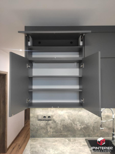 Bilá matná v kombinaci s šedou