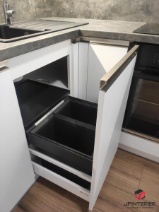 Bilá matná v kombinaci s šedou