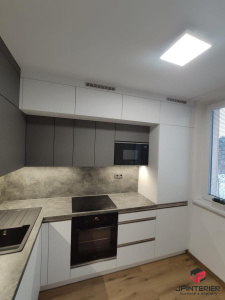 Bilá matná v kombinaci s šedou