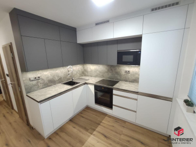 Bilá matná v kombinaci s šedou