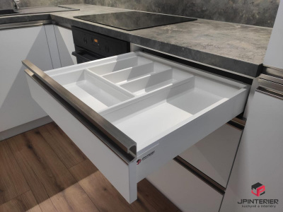 Bilá matná v kombinaci s šedou