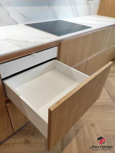 Dubová dýha v kombinaci s bílým leskem a kompaktní deskou