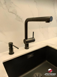 Dubová dýha v kombinaci s bílým leskem a kompaktní deskou