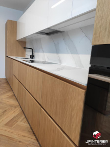 Dubová dýha v kombinaci s bílým leskem a kompaktní deskou