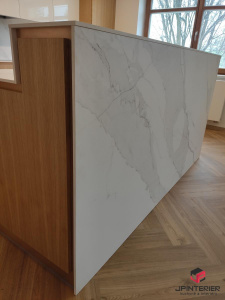 Dubová dýha v kombinaci s bílým leskem a kompaktní deskou