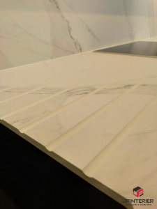 Dubová dýha v kombinaci s bílým leskem a kompaktní deskou