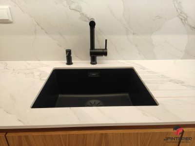 Dubová dýha v kombinaci s bílým leskem a kompaktní deskou