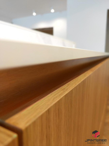 Dubová dýha v kombinaci s bílým leskem a kompaktní deskou