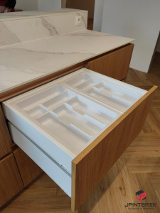 Dubová dýha v kombinaci s bílým leskem a kompaktní deskou