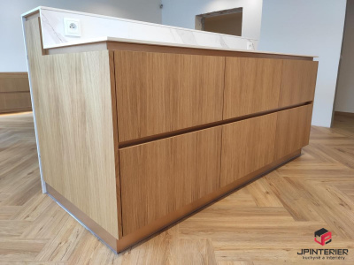 Dubová dýha v kombinaci s bílým leskem a kompaktní deskou