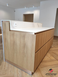 Dubová dýha v kombinaci s bílým leskem a kompaktní deskou