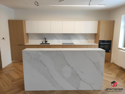 Dubová dýha v kombinaci s bílým leskem a kompaktní deskou