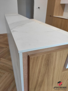 Dubová dýha v kombinaci s bílým leskem a kompaktní deskou