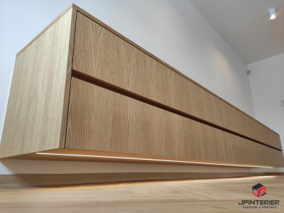 Dubová dýha v kombinaci s bílým leskem a kompaktní deskou