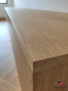 Dubová dýha v kombinaci s bílým leskem a kompaktní deskou