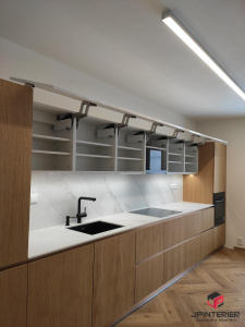 Dubová dýha v kombinaci s bílým leskem a kompaktní deskou