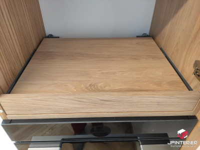 Dubová dýha v kombinaci s bílým leskem a kompaktní deskou