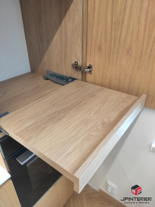 Dubová dýha v kombinaci s bílým leskem a kompaktní deskou