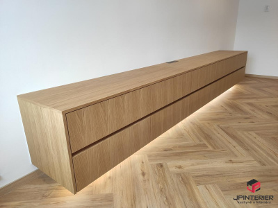 Dubová dýha v kombinaci s bílým leskem a kompaktní deskou