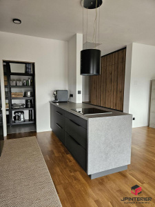 Antracit v kombinaci s dubem sharman