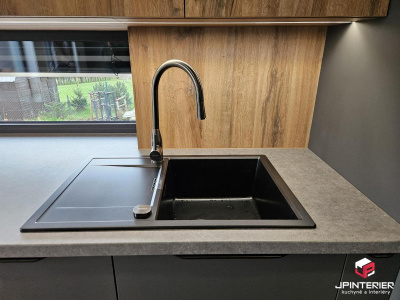 Antracit v kombinaci s dubem sharman